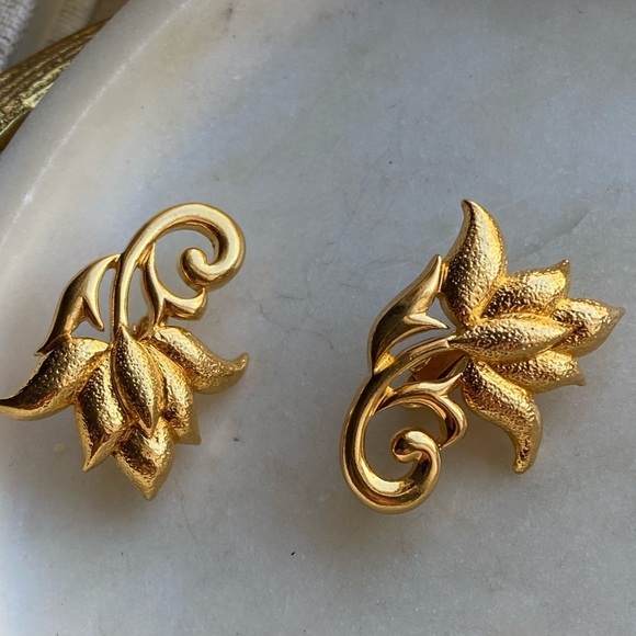 Parisian aesthetic gold tone vintage clip on earrings - Picture 5 of 13